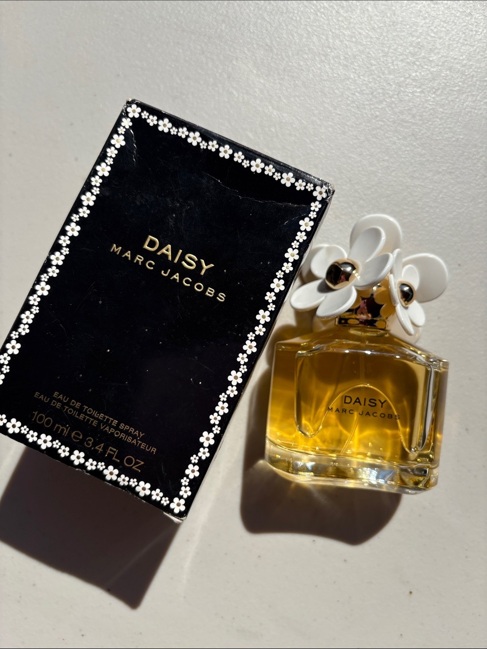 Marc Jacobs Daisy Eau de Toilette — Clear Bottle with White Floral Cap